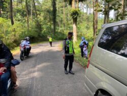 Mobil Warga Terperosok, Polisi Batang Bantu Mendorong – Indo Berita