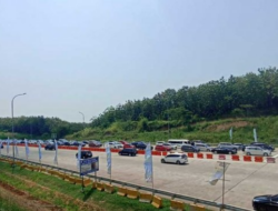 Lalu Lintas Padat di Gerbang Tol Kalikangkung Menuju Semarang