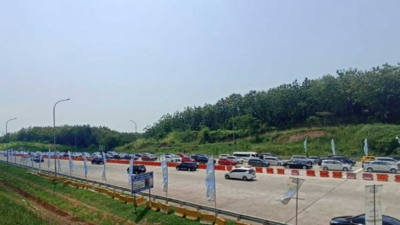 Padatnya Lalu Lintas di Gerbang Tol Kalikangkung Arah Semarang