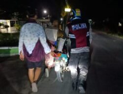 Patroli Malam, Polisi Polsek Bonang Bantu Warga Yang Motornya Mogok Di Jalan