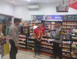 Personil Polsek Karanganyar Patroli Minimarket Beri Himbauan Karyawan Alfamart