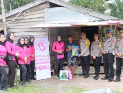 Polres Lamandau dan Bhayangkari Berikan Bansos Untuk Warga Kurang Mampu