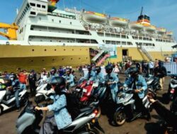Pemudik Bermotor Tiba di Pelabuhan Semarang Dikawal Polisi Secara Estafet