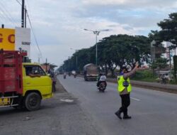 Pengaturan Lalulintas Pagi Hari, Personil Polsek Gajah Berikan Kelancaran Lalulintas Jelang Lebaran