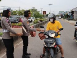 Polwan Polres Lamandau Berbagi Takjil Pada Pengguna Jalan