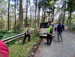 Gerak Cepat Polisi Batang Saat Lihat Mobil Warga Terperosok