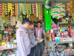Personil Polsek Karangtengah Laksanakan Cek Sembako Dan Kadaluarsa di Pasar Buyaran
