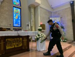 Polisi Melakukan Sterilisasi Gereja di Batang Demi Kemanan Umat Saat Pekan Tri Suci