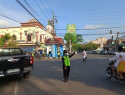 Polisi dan Pemuda Gereja Bersatu Menjaga Keamanan Salat Idul Fitri di Malang