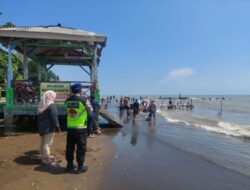 Polres Batang Sampaikan Imbauan Bagi Pengunjung di Obwis Pantai