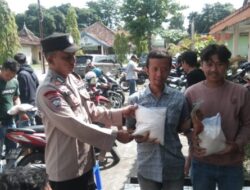 Polsek Dempet Demak Bagikan Bantuan Beras Kepada Warga Kurang Mampu