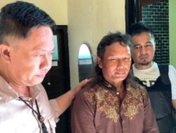 Perantara Korban Mbah Slamet Diberangkatkan ke Polres Banjarnegara untuk Dilakukan Pemeriksaan