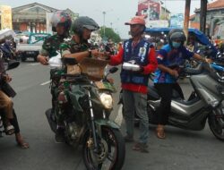 Prajurit Kodim 0716/Demak Bagikan Paket Takjil Kepada Masyarakat