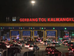 Ratusan Ribu Kendaraan Pemilir Ramai Keluar dari Tol Kalikangkung Semarang