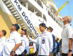 Ganjar Bersama Kapolda Jateng Sambut Ribuan Pemudik di Pelabuhan Semarang