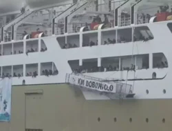 Ribuan Pemudik dari Semarang Turun dari Kapal Dobonsolo di Pelabuhan Tanjung Priok