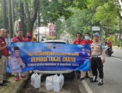 Satresnarkoba Polres Demak Bagikan Takjil Pada Pengguna Jalan