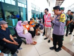 VIDEO DI BANDARA JUANDA, KAPOLRI MINTA PEMUDIK LAPOR KE POSKO MUDIK JIKA ADA KELUHAN