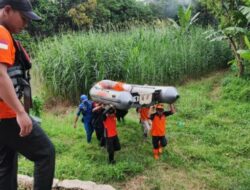 Petugas Gabungan Melaksanakan Pencarian Pria yang Loncat ke Sungai Sambong Batang