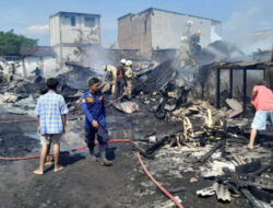 Aksi Cepat Damkar & Polisi Selamatkan Pemukiman Padat Saat Kebakaran Gudang Rosok Semarang