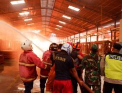 Anggota TNI Polri Bantu Padamkan Api Bersama Pemadam Kebakaran Batang