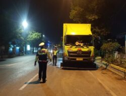 Antisipasi Kecelakaan, Polres Rembang Tegur Sopir Truk Parkir Di Bahu Jalan