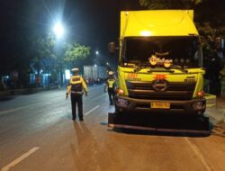 Antisipasi Rawan Laka, Satlantas Polres Rembang Tegur Sopir Truk Parkir Di Bahu Jalan