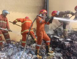 Tumpukan Limbah Kertas Perusahaan di Semarang Terbakar
