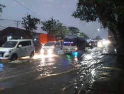Jalan Pantura Semarang – Demak Direndam Banjir Rob