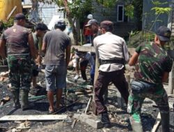 TNI-Polri dan Masyarakat, Kerja Bakti Bersihkan Puing-Puing Bekas 5 Rumah Yang Ludes Terbakar