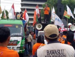 Aksi Buruh dalam Perayaan May Day di Depan Gubernuran Dikawal Bawaslu Kota Semarang