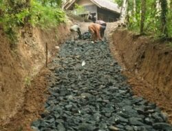 Bhabinkamtibmas Desa Ciparakan Monitoring Pengerjaan Jalan di Dusun Karangkadawung