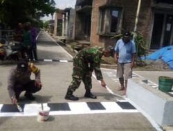 Bhabinkamtibmas Polsek Karanganyar Demak Bantu Pengecetan Akses Jalan Desa