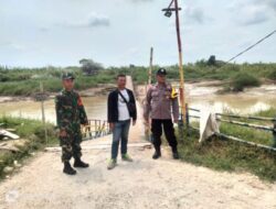 Bhabinkamtibmas Polsek Karanganyar Demak dan Babinsa Cek Jembatan Apung 