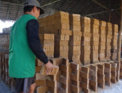 Produksi Perajin Batu Bata Meningkat Drastis Akibat Cuaca Panas di Banjarnegara