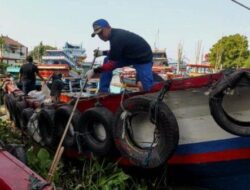 Ganggu Lalu Lintas Kapal di Juwana, Satpolairud Pati Gotong Royong Bersihkannya Sampah