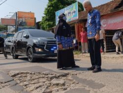 Ganjar Pranowo Minta Jalan Rusak Demak-Semarang Segera Diperbaiki