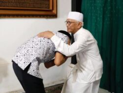 Syawalan Sowan ke Gus Mus di Rembang, Ganjar: Ngobrolin yang Lucu-Lucu