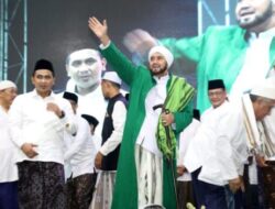 Jateng Bersholawat di Rembang: Habib Syech Ungkap Rasa Rindu kepada Mbah Moen