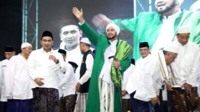 Jateng Bersholawat di Rembang: Habib Syech Ungkap Rasa Rindu kepada Mbah Moen