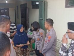 Mewakili Kapolres Rembang, Kabag SDM Melayat Ke Rumah Duka Purnawirawan Polri