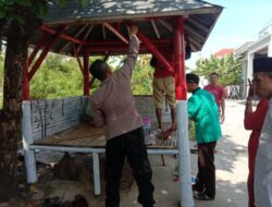 Polsek Bonang Polres Demak Gotong Royong Perbaiki Pos Ronda Desa Binaan