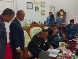 Kapolres Bersama Bupati Humbahas Tanda Tangani NPHD Kendaraan Dinas