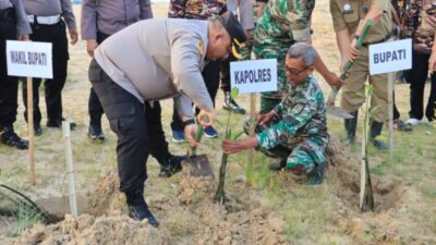 Kapolres Rembang Mengikuti Penanaman Pohon Mangrove di Pantai Swalan