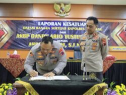 Kapolres Rembang Lama Serahkan Buku Lapsat Ke Kapolres Rembang Baru