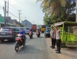 Kendaraan Padat Di Pasar Sapi, Kapolsek Pamotan Rembang Terjun Langsung Gatur Lalin 