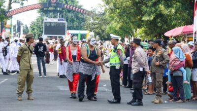 Kirab HUT Batang: Ribuan Warga Padati Jalan Protokol Saksikan Busana Punakawan
