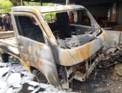 Mobil Bak Terbuka Terbakar, Seruduk 2 Motor di Semarang