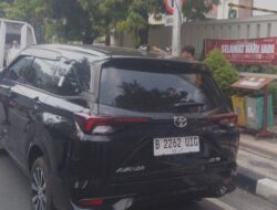 Karena Parkir Sembarangan di Samping KPU Kota Semarang Mobil Bawaslu Jateng Diderek Dishub