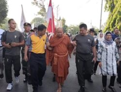 32 Biksu Jelajahi Keindahan Jalur Pantura dalam Perjalanan Menuju Candi Borobudur